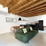 Sg9 Apartment